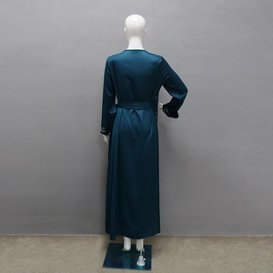 Vista posteriore dell'abaya in raso blu pavone con polsini ricamati e cintura regolabile