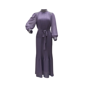Détail de la robe plissée violette avec bordure en strass argentés et ceinture