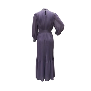 Détails du dos d'une robe plissée violette avec broderies de paillettes et de perles