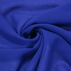 Vue macro détaillée du tissu mousseline bleu foncé avec texture et drapé élégant