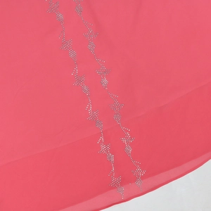 Detailansicht eines rosa Abendkleids aus Chiffon mit eleganten silbernen Strass-Wellenmustern