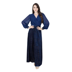Elegantes marineblaues Samt-Abendkleid mit V-Ausschnitt, Chiffonärmeln und floralem Muster