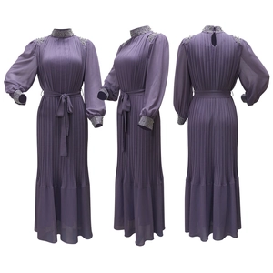 Vue détaillée d'une robe plissée violette ornée de strass brillants au col et aux poignets
