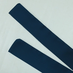 Dettaglio della cintura in raso blu navy che mostra la trama liscia e le cuciture rifinite