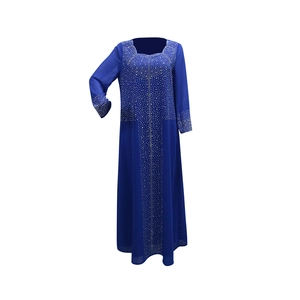 Détail de l'Abaya en mousseline bleu marine avec broderies de strass dorés scintillants