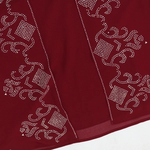 Détails macro des motifs géométriques en strass argentés sur tissu en mousseline bordeaux