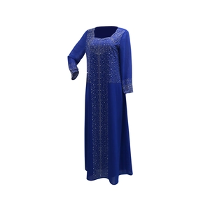 Détail d'un caftan en mousseline bleu marine avec strass dorés en motif de franges