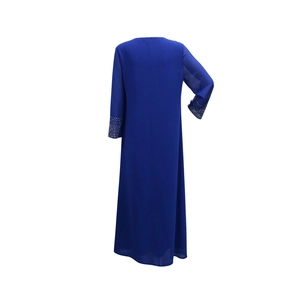 Détail de la manche d'une robe en mousseline bleu roi avec strass étincelants