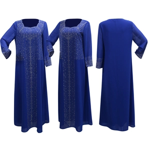Détails de l'abaya en mousseline bleu roi avec strass argentés sur l'encolure et les manches