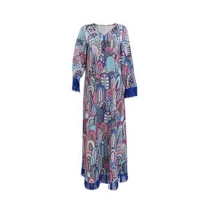 Detail van de maxi-jurk met geometrische print en blauwe franjes aan de manchetten van mouwen