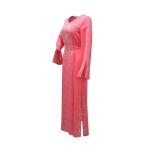 Detail der Hot-Fix-Strasssteine und geometrischen Muster auf dem pinken Kaftan