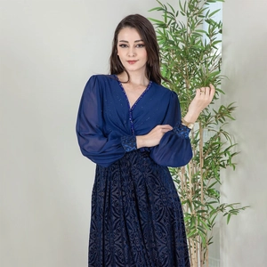 Elegantes tiefblaues Samtabendkleid mit V-Ausschnitt und feiner Stickerei-Verzierung