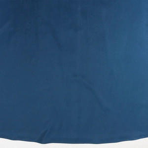 Gros plan sur la texture du satin bleu foncé et les coutures de l'ourlet de qualité