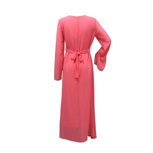 Rückansicht korallenrosa Abendkleid mit langen Ärmeln, Taillenschleife und Strasssteinen