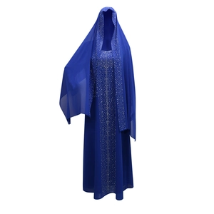 Détails d'un abaya en mousseline bleu marine avec motifs en strass et hijab assorti