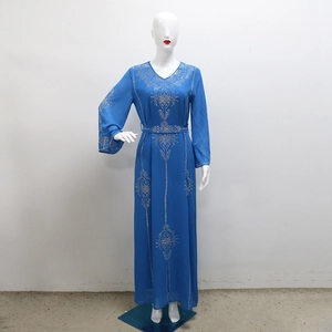 Détails de motifs en strass argentés sur une robe de soirée longue en mousseline bleu foncé