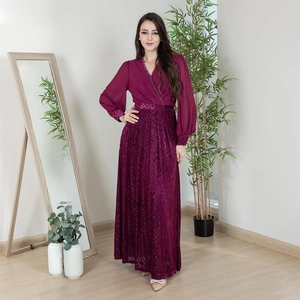 Elegante Abendrobe aus bordeauxfarbenem Samt-Chiffon mit Strasssteinen in modernem Ambiente