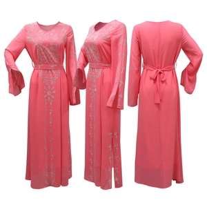 Nahaufnahme des rosa Abendkleides mit feinen silbernen Strassmustern an Ärmeln und Taille