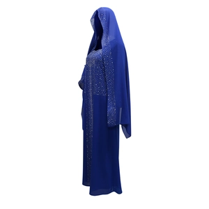 Détails de strass argentés sur une robe de soirée abaya à capuche en mousseline