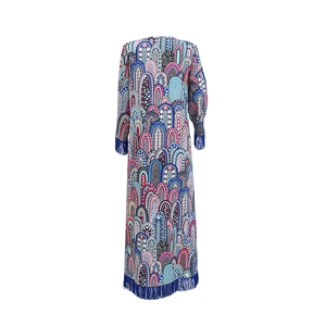 Detail van een bohemien maxi-jurk met geometrische patronen en blauwe franjeversiering