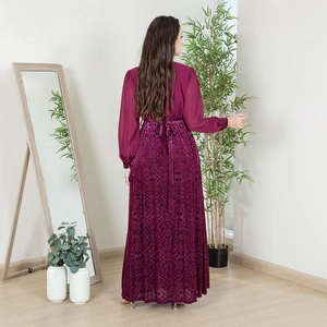 Details des eleganten Samt-Ausbrenner-Kleids mit Blumenmuster und Chiffon-Gürtel