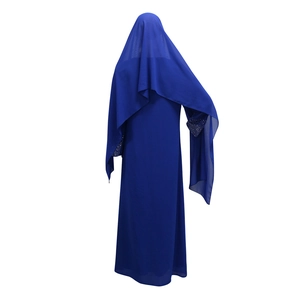 Détail de l'abaya en mousseline bleu roi avec strass étincelants sur la capuche et les poignets
