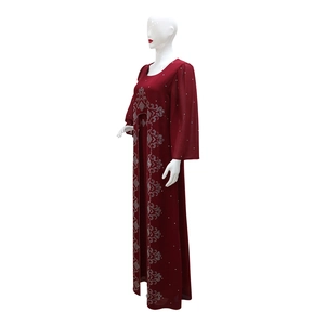 Détail des strass argentés et de la broderie sur la robe abaya en mousseline bordeaux