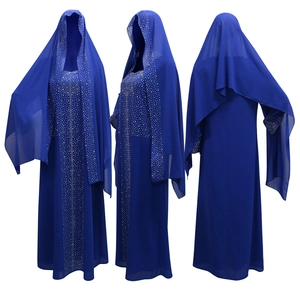 Vue en trois dimensions d'un abaya en mousseline bleu roi avec strass dorés