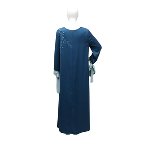 Détails de l'abaya en satin bleu marine avec nœuds aux poignets et broderie au dos