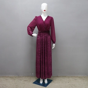 V-Ausschnitt mit Pailletten und Vintage-Blumendruck auf einem Samt-Chiffon-Abendkleid