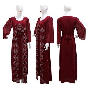 Détails de motifs géométriques en strass argentés sur une robe longue abaya bordeaux