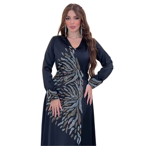 Elegante caftano in raso nero con ricamo di piume colorate con perline e maniche lunghe