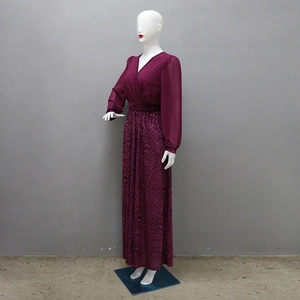 Detailansicht des Perlen-V-Ausschnitts und des Blumen-Jacquards an der magentafarbenen Robe