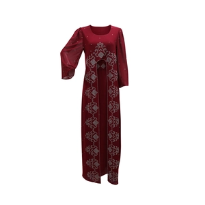 Détail de la robe en mousseline bordeaux avec strass argentés et couches fendues élégantes