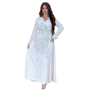 Elegante abito lungo in raso bianco a maniche lunghe con ricamo di piume argentate