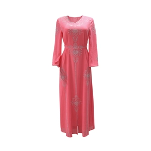 Détail d'une robe maxi en mousseline rose avec motifs strass argentés sur les manches