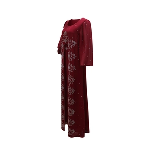 Détail macro des motifs complexes en strass argentés sur la robe longue en mousseline bordeaux