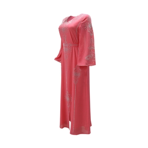 Détails des strass argentés et motifs floraux sur ce caftan en mousseline corail