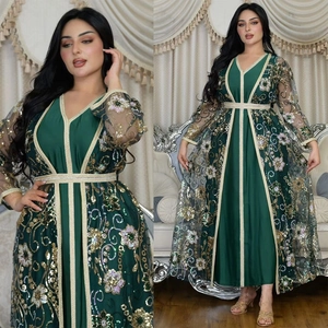 Broderies détaillées et paillettes sur une robe Kaftan verte avec ceinture dorée