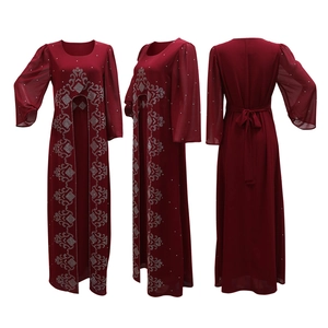 Détail de robe en mousseline bordeaux avec strass argentés et lien de serrage à la taille