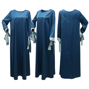 Vue en trois plans de l'abaya en satin bleu marine avec perles et manches à nœuds contrastés