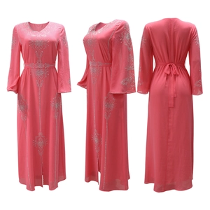 Trois vues d'une robe en mousseline rose avec strass argentés, col en V et manches évasées