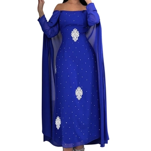 Robe en mousseline bleu roi avec broderie florale blanche et manches cape élégantes