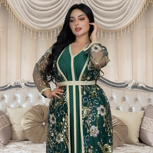 Robe caftan vert foncé à broderies de paillettes dorées pour soirées et événements formels