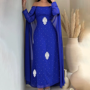 Robe Maxi Élégante en Mousseline Bleu Roi Épaules Dénudées Avec Manches Cape Broderie Florale Blanche Strass Robe Soirée
