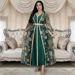 Détail de la broderie du caftan vert émeraude avec paillettes et finitions dorées chic