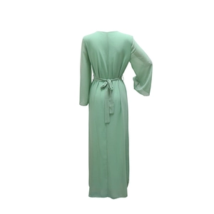 Vue arrière d'une robe en mousseline vert menthe à manches longues et taille nouée