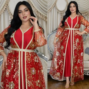 Détail d'un caftan rouge avec broderies de paillettes dorées et col en V élégant sur la robe