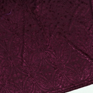 Detailansicht aus dunkellila Samt-Burnout-Stoff mit edlen Vintage-Blumenmustern