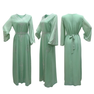 Détails de la robe caftan en mousseline vert menthe avec broderie élégante en strass argentés